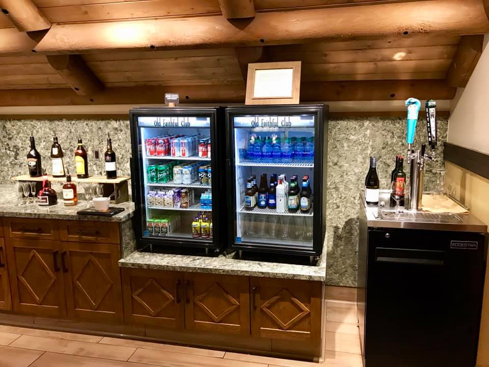 drink area in the club level dining area